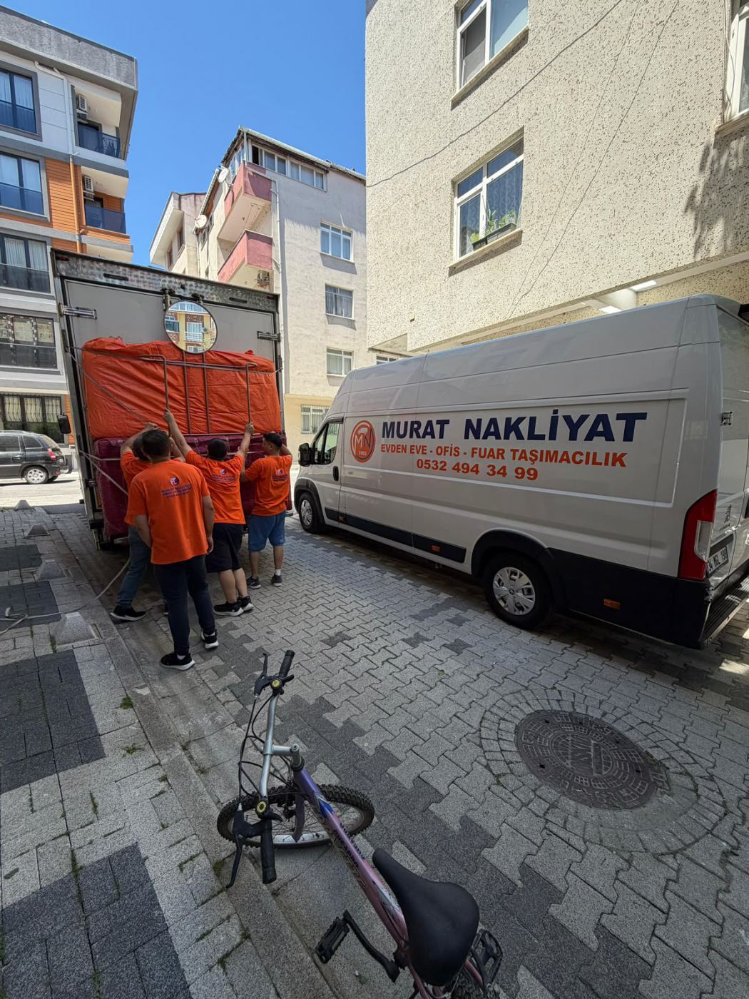 Murat Nakliyat ekibi eşya yüklerken