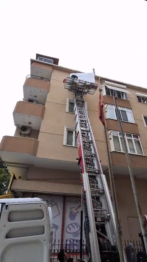 Mobil asansörle üst kattan eşya indirme videosu