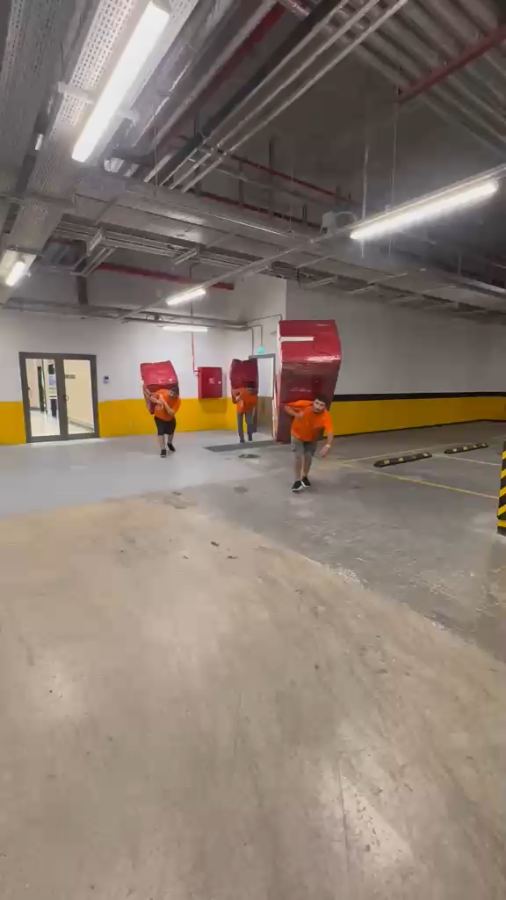 Kapalı otoparkta ofis taşıma videosu