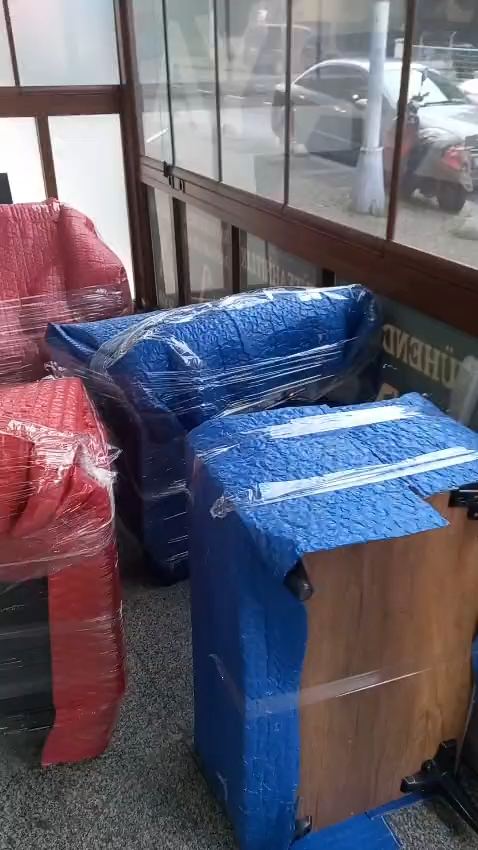 Mavi ve kırmızı ambalajlı mobilyalar videosu