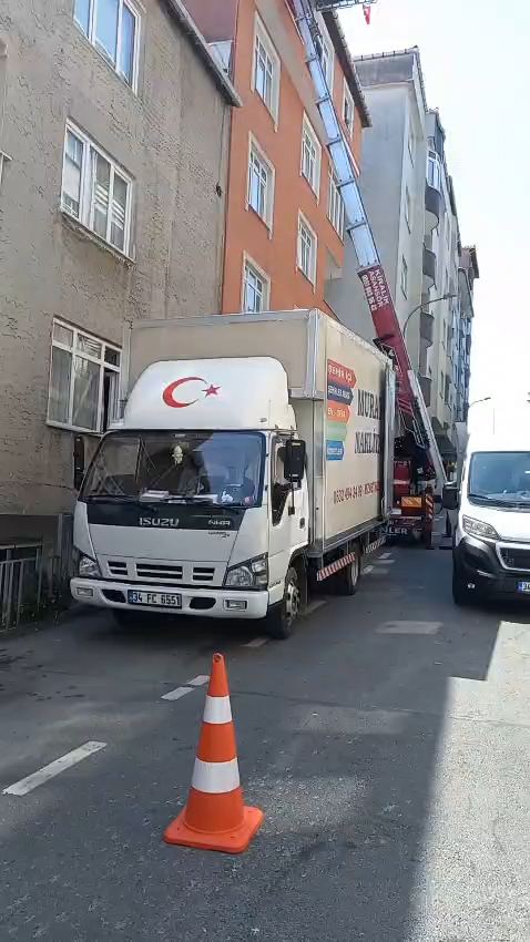 Kamyon ve mobil asansör videosu