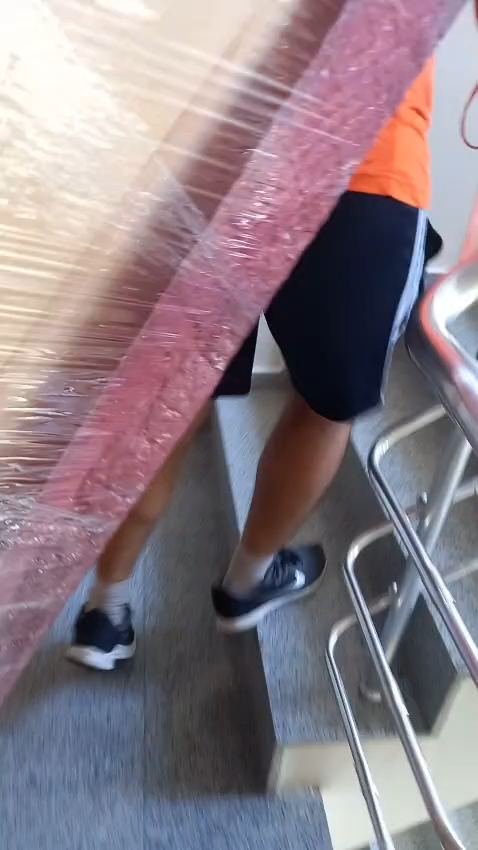 Paketli eşyayı merdivenden taşıma videosu