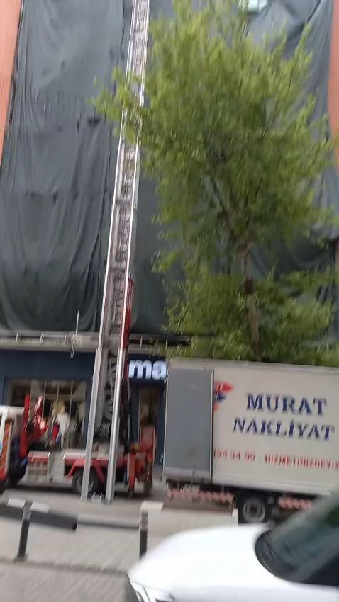 Cadde üzerinde mobil asansör videosu