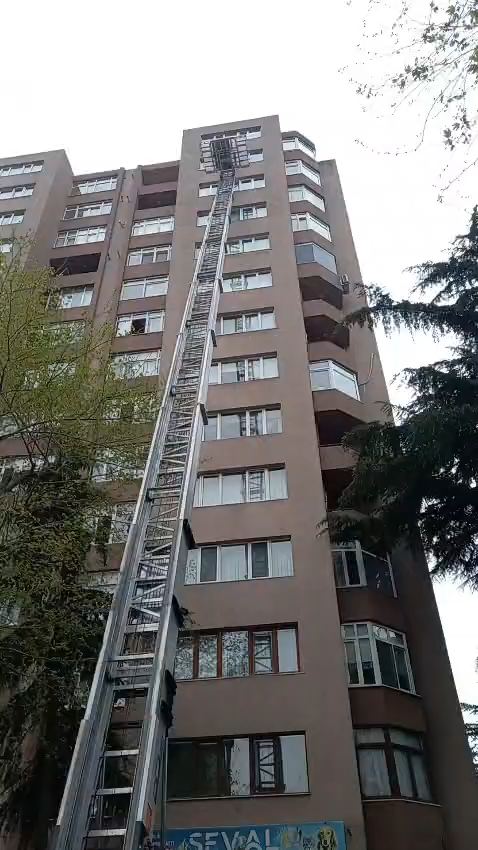 Yüksek apartmanda mobil asansörlü taşıma videosu