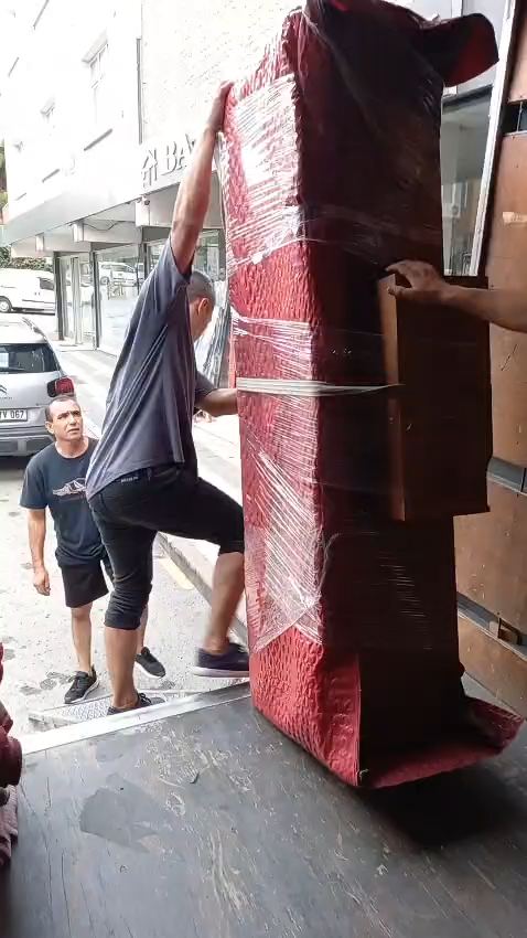Ekibimiz dolap taşırken videosu