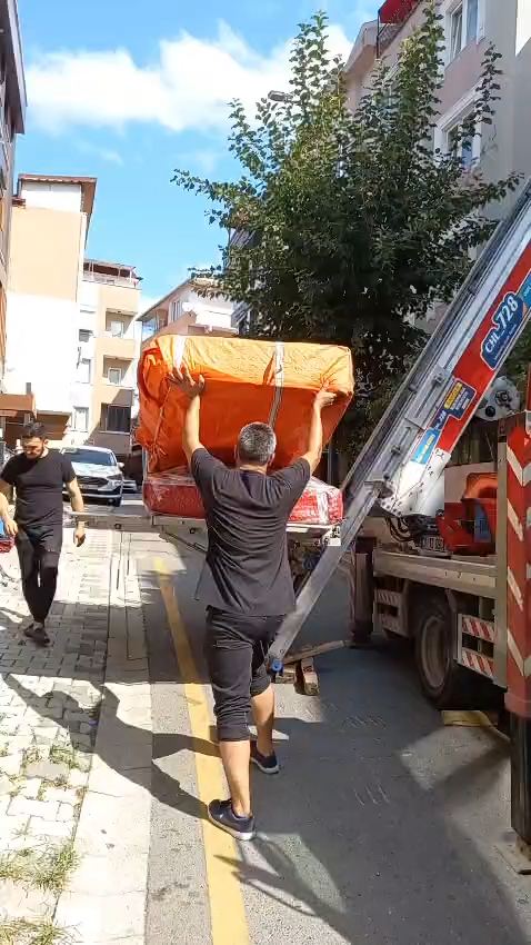 Asansörden inen eşyanın araca taşınması videosu