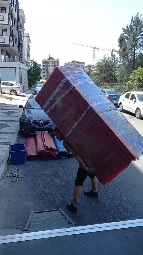 Asansör platformundan mobilya alma videosu