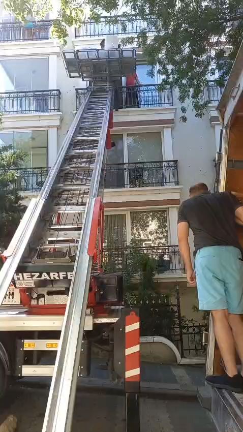 Dar sokakta mobil asansör kurulumu videosu