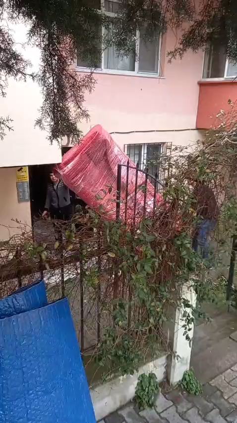 Paketli eşyanın bahçeden çıkarılması videosu