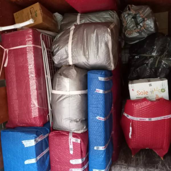 Murat Nakliyat – Kasada düzenli istiflenmiş paketli eşyalar