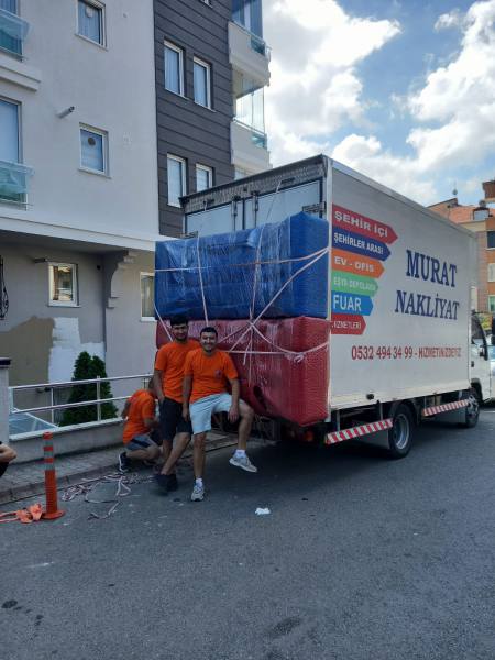 Murat Nakliyat – Taşıma ekibi kamyonun yanında