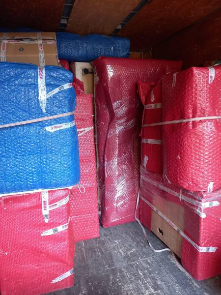 Murat Nakliyat – Mavi ve kırmızı balonlu naylon ile paketleme