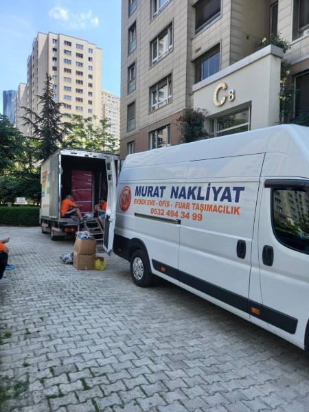 Murat Nakliyat – Site içinde kamyon ve panelvan