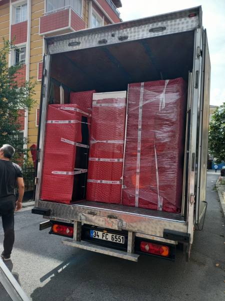 Murat Nakliyat – Kamyon kasasında paketli mobilyalar