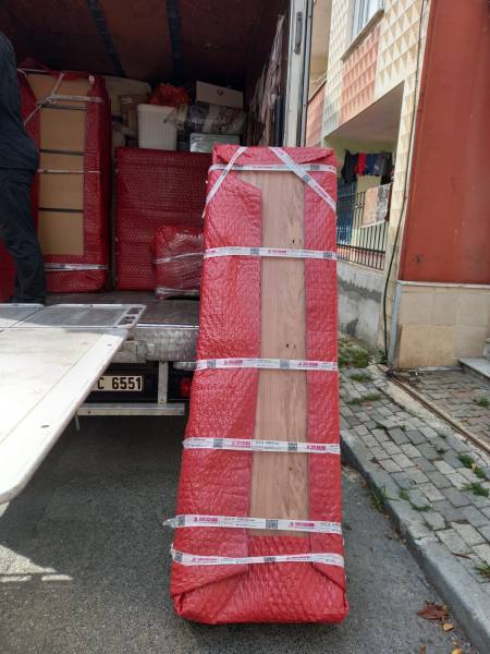 Murat Nakliyat – Paketli dolabın kamyona yüklenmesi