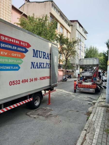 Murat Nakliyat – Dar sokakta mobil asansör ve kamyon