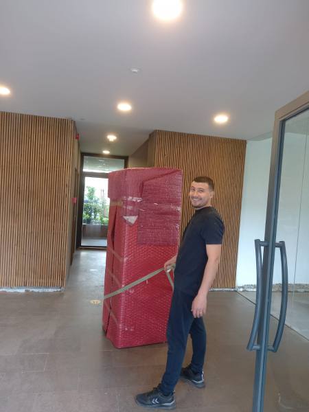 Beyoğlu Nakliyat ve Evden Eve Taşımacılık – Apartman girişinde paketli dolap
