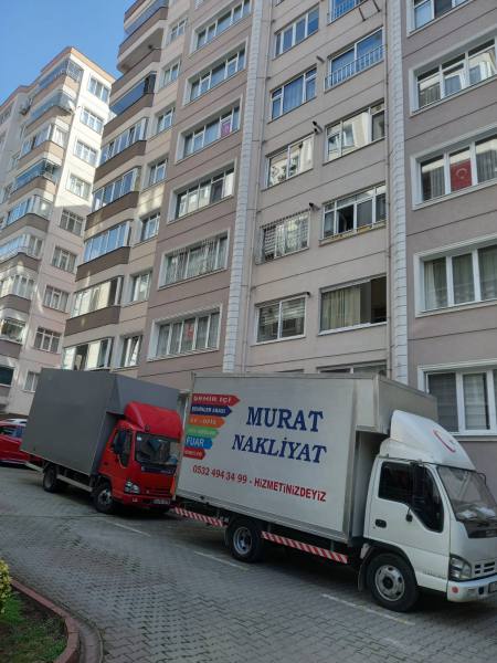 Murat Nakliyat – Apartman önünde kamyonlarımız